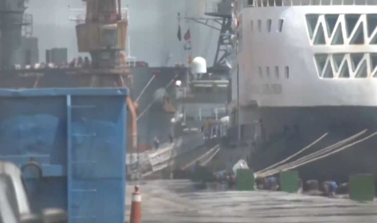 Ανασύρθηκαν πτώματα από τη θάλασσα μετά τη βύθιση του ιρανικού πλοίου ανοιχτά της Σρι Λάνκα (βίντεο)