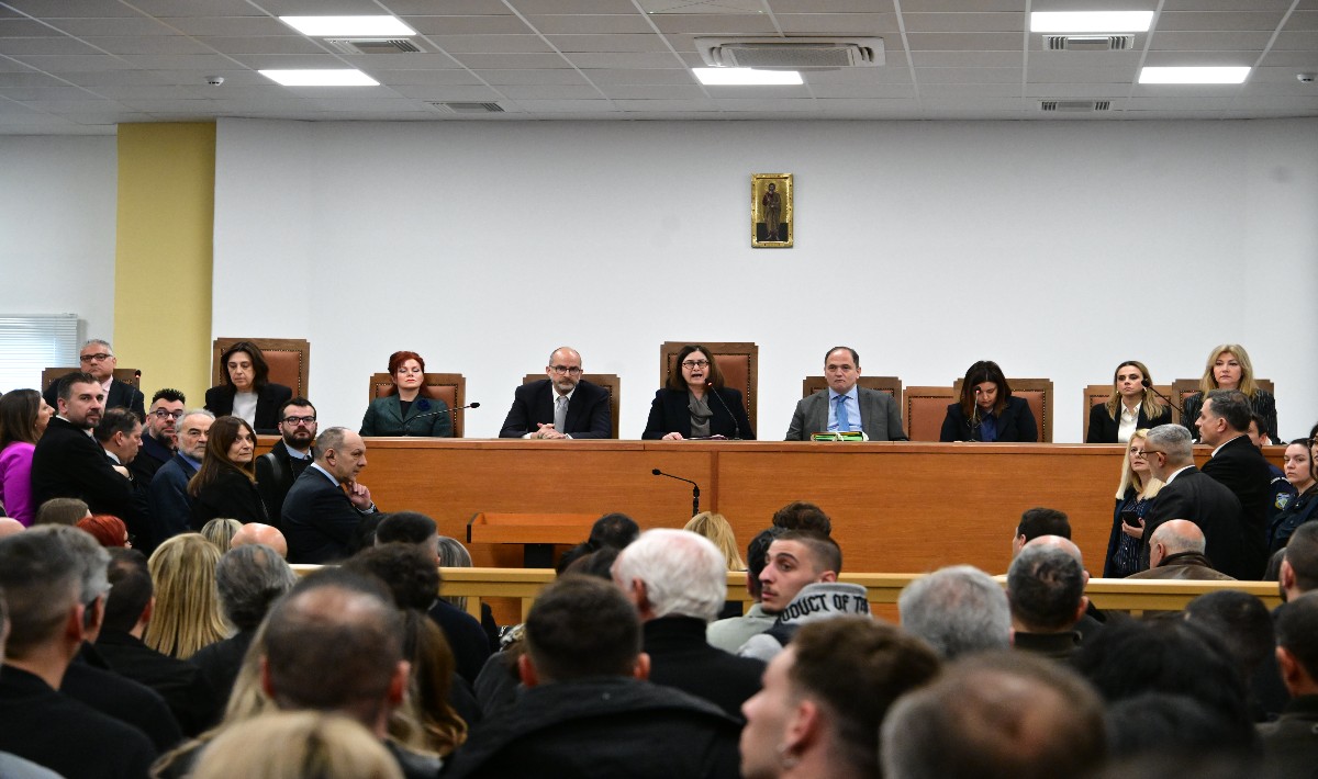 Δικηγόροι για τη δίκη των Τεμπών: «Η σημερινή εικόνα μας προσβάλλει όλους»