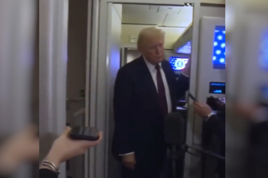 Νέο σοβαρό επεισόδιο και επίθεση σε δημοσιογράφο από τον Τραμπ (βίντεο)
