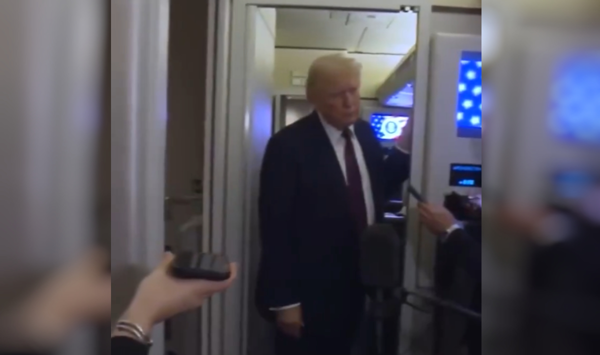 Νέο σοβαρό επεισόδιο και επίθεση σε δημοσιογράφο από τον Τραμπ (βίντεο)