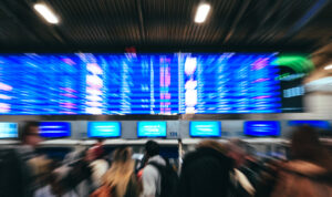 Πτήσεις: Νέος αυστηρός κανόνας σε “πετάει” έξω από το αεροπλάνο