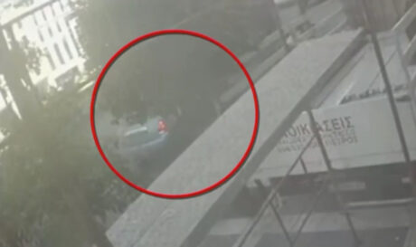 Βίντεο ντοκουμέντο από την παράσυρση και εγκατάλειψη 67χρονης στον Πειραιά