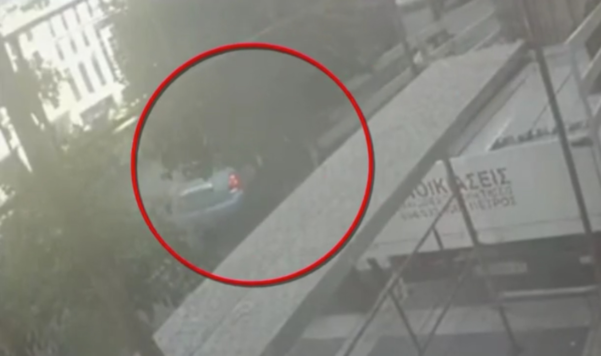 Βίντεο ντοκουμέντο από την παράσυρση και εγκατάλειψη 67χρονης στον Πειραιά