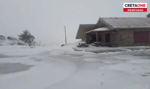 Κρήτη: Επιχείρηση απεγκλωβισμού στον Ψηλορείτη – «Κόλλησαν» στα χιόνια με το όχημα τους