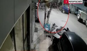 Αμπελόκηποι: 40χρονη οδηγός υπό την επήρεια αλκοόλ τράκαρε σε 14 σταθμευμένα αυτοκίνητα