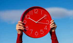 Αλλαγή ώρας αύριο Κυριακή – Πότε θα γυρίσουμε τους δείκτες του ρολογιού