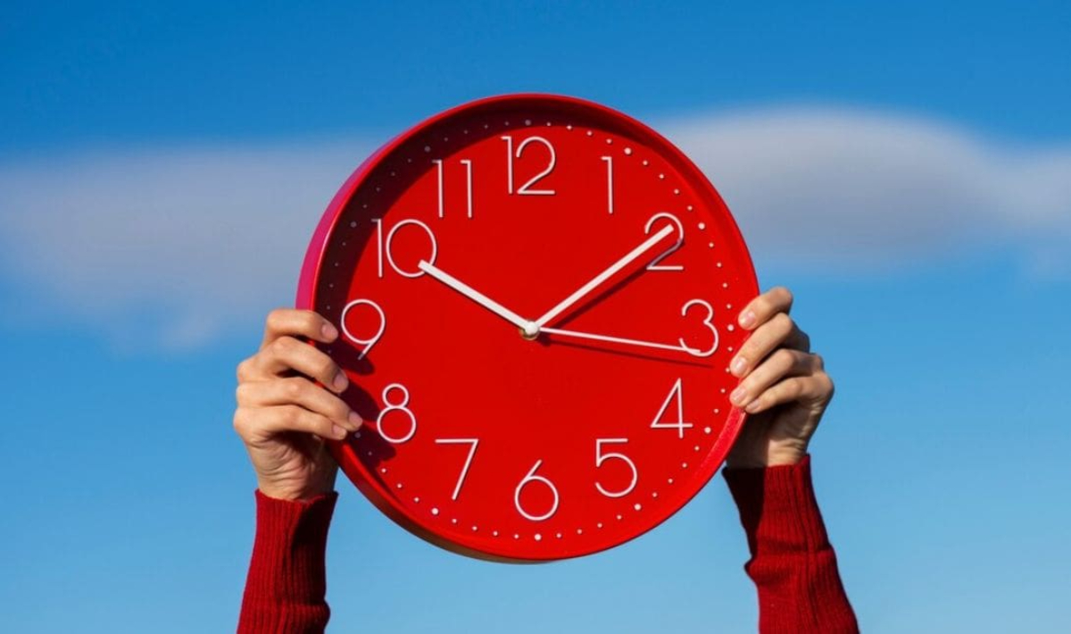 Αλλαγή ώρας αύριο Κυριακή – Πότε θα γυρίσουμε τους δείκτες του ρολογιού