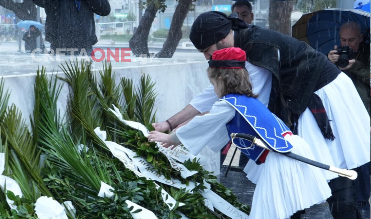 25η Μαρτίου: Με δυνατή βροχή η κατάθεση στεφάνων στο Μνημείο του Αγνώστου Στρατιώτη (φωτο)