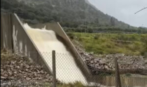 Έπιασαν τόπο οι προσευχές: Δείτε το βίντεο με το νερό να πέφτει μέσα στο φράγμα Αποσελέμη μετά τις βροχές!