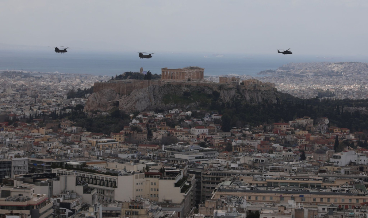 25η Μαρτίου: Μαχητικά αεροσκάφη “κόβουν” τον αέρα της Αθήνας με εντυπωσιακές πτήσεις στην παρέλαση