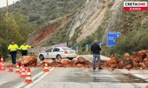 Χανιά: Επεσαν βράχια στον ΒΟΑΚ, έκλεισε ο δρόμος – Δείτε φωτογραφίες από το σημείο