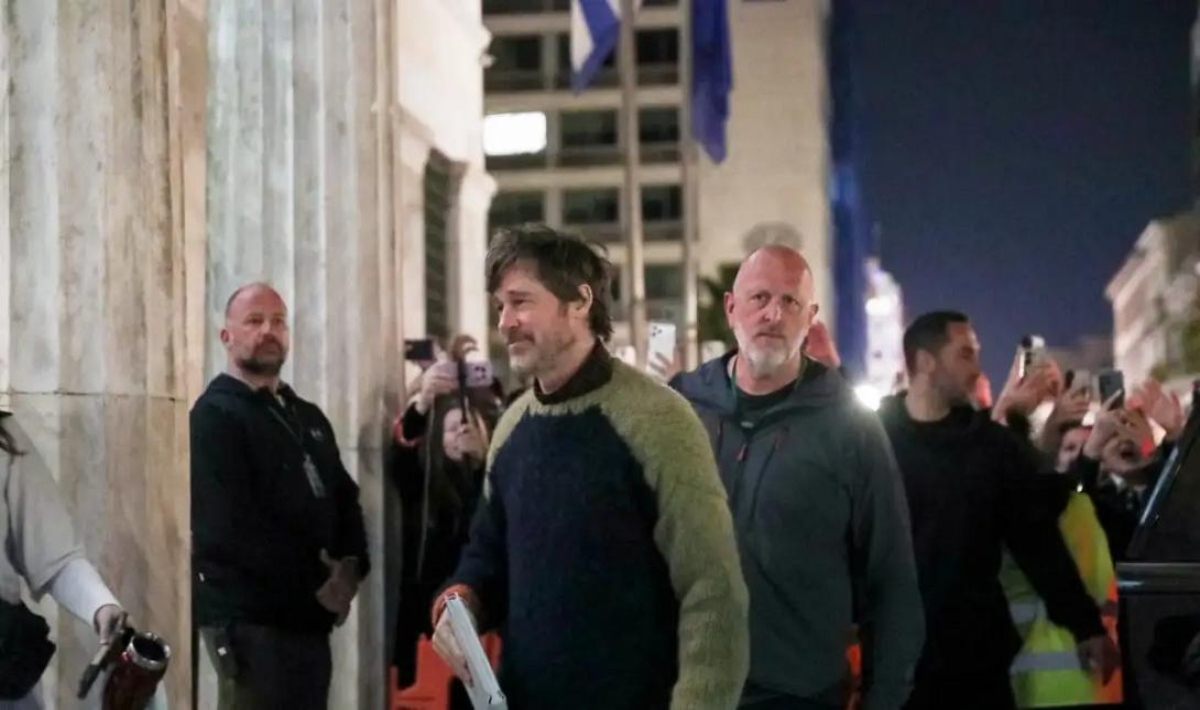 Brad Pitt στο Δημαρχείο Αθηνών: Θερμή υποδοχή από εκατοντάδες θαυμαστές (βίντεο)