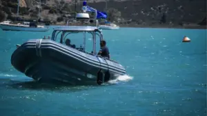 Ελαφόνησος: Επιβατηγό πλοίο προσέγγισε το λιμάνι με ανοιχτό καταπέλτη, ενώ άνδρας κολύμπησε και επιβιβάστηκε εν πλω (βίντεο)