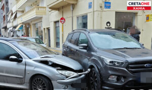 Τροχαίο ατύχημα στο κέντρο των Χανίων – Συγκρούστηκαν οχήματα σε διασταύρωση (φώτο)