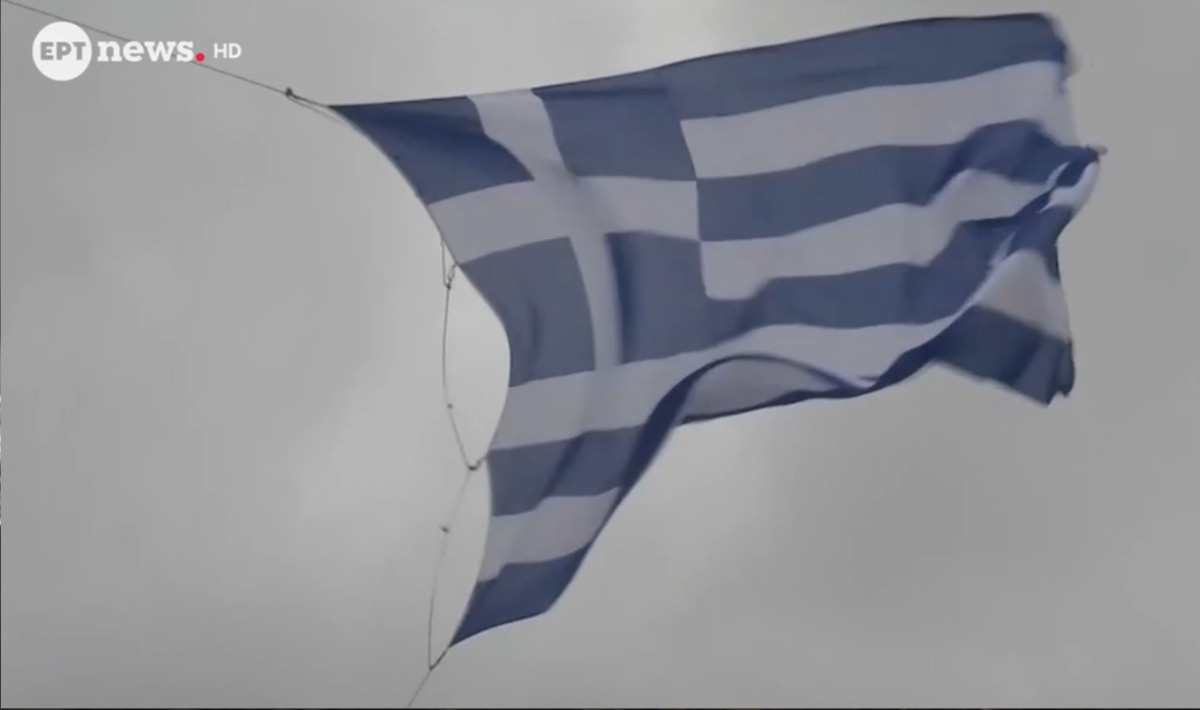 Η γαλανόλευκη στην κορυφή της Ακρόπολης – Βίντεο από την τελετή για την 25η Μαρτίου (βίντεο)