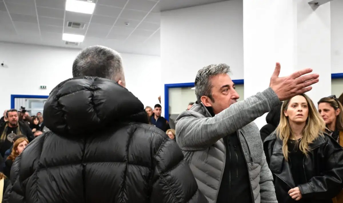 Τέμπη: Ένταση και αντιδράσεις στη δίκη για τη σιδηροδρομική τραγωδία