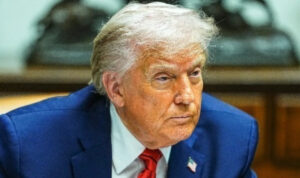 Σκληρή προειδοποίηση Τραμπ στο Ιράν: «Παραδόθηκε στους γείτονές του – Έρχεται σκληρό χτύπημα»