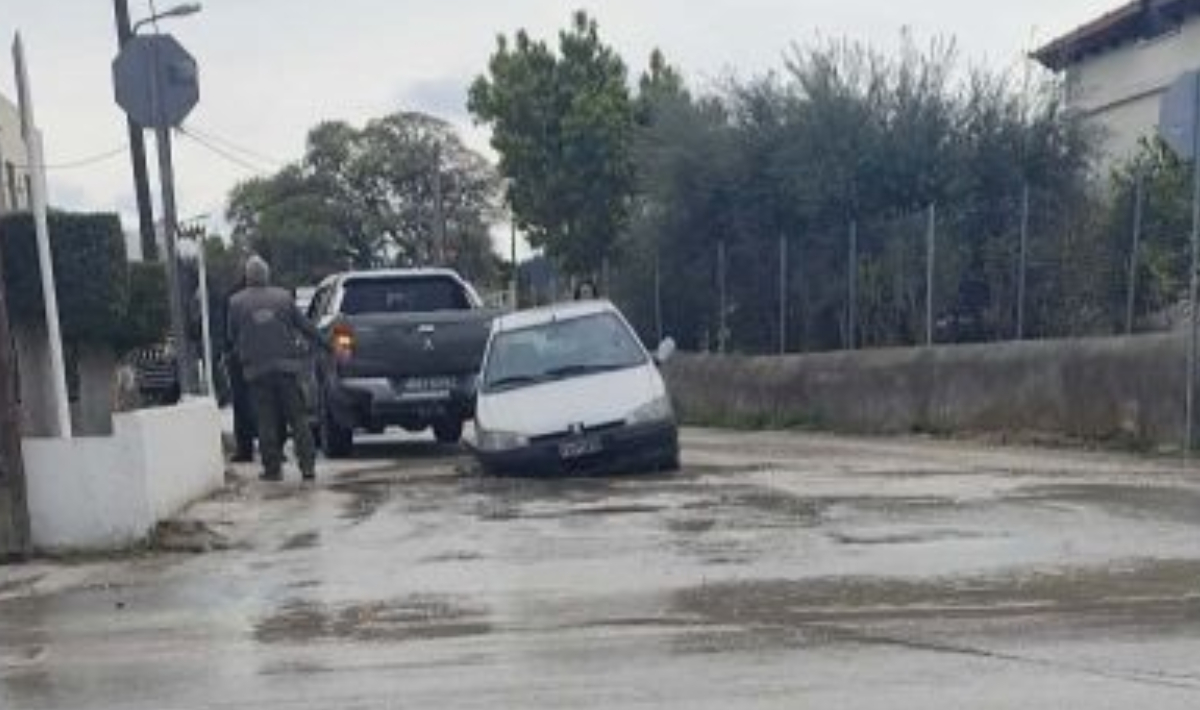 Απίστευτο περιστατικό στη Ρόδο: Αυτοκίνητο έπεσε σε τρύπα που άνοιξε στο οδόστρωμα από αγωγό ύδρευσης που έσπασε (φωτο)