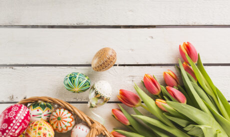 ΗΜεγάλη Τετάρτη 8 Απριλίου αποτελεί την καταληκτική προθεσμία για την καταβολή του δώρου Πάσχα 2026 στους εργαζόμενους του ιδιωτικού τομέα, ενώ οι εργοδότες έχουν τη δυνατότητα να το καταβάλουν και νωρίτερα, εφόσον το επιθυμούν. Το Δώρο Πάσχα δικαιούνται όλοι οι μισθωτοί του ιδιωτικού τομέα, ανεξάρτητα από το είδος της σύμβασής τους, είτε πρόκειται για σύμβαση αορίστου είτε ορισμένου χρόνου, καθώς και ανεξαρτήτως αν εργάζονται με πλήρη ή μερική απασχόληση. Δικαιούχοι είναι επίσης και άτομα που λαμβάνουν επίδομα ανεργίας από τη Δημόσια Υπηρεσία Απασχόλησης (ΔΥΠΑ), εφόσον η επιδότηση καλύπτει το χρονικό διάστημα υπολογισμού. Πώς υπολογίζεται το Δώρο Πάσχα 2026 Ο υπολογισμός του Δώρου Πάσχα βασίζεται στο διάστημα απασχόλησης από την 1η Ιανουαρίου έως και τις 30 Απριλίου 2026. Πλήρες Δώρο: Όσοι εργάστηκαν καθ’ όλη τη διάρκεια της τετράμηνης περιόδου δικαιούνται το 50% του μηνιαίου μισθού τους, εφόσον αμείβονται με μισθό, ή 15 ημερομίσθια στην περίπτωση που αμείβονται με ημερομίσθιο. Αναλογικό Δώρο: Εάν η εργασιακή σχέση ξεκίνησε μετά την 1η Ιανουαρίου ή ολοκληρώθηκε πριν από τις 30 Απριλίου, τότε το ποσό υπολογίζεται αναλογικά, με βάση τις ημέρες εργασίας μέσα στο συγκεκριμένο διάστημα. Ενδεικτικά, αντιστοιχεί 1/15 του μισού μηνιαίου μισθού για κάθε οκτώ ημέρες απασχόλησης. Το τελικό ποσό που λαμβάνει κάθε εργαζόμενος διαφοροποιείται ανάλογα με τις αποδοχές του και το χρονικό διάστημα που εργάστηκε μέσα στην περίοδο υπολογισμού.