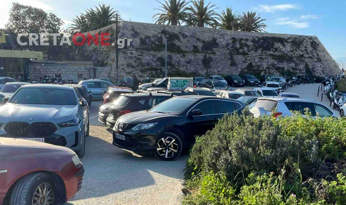 ΣΥΜΒΑΙΝΕΙ ΤΩΡΑ- Ηράκλειο: Δεν πέφτει… καρφίτσα στο πάρκινγκ των Ενετικών Τειχών (φώτο)