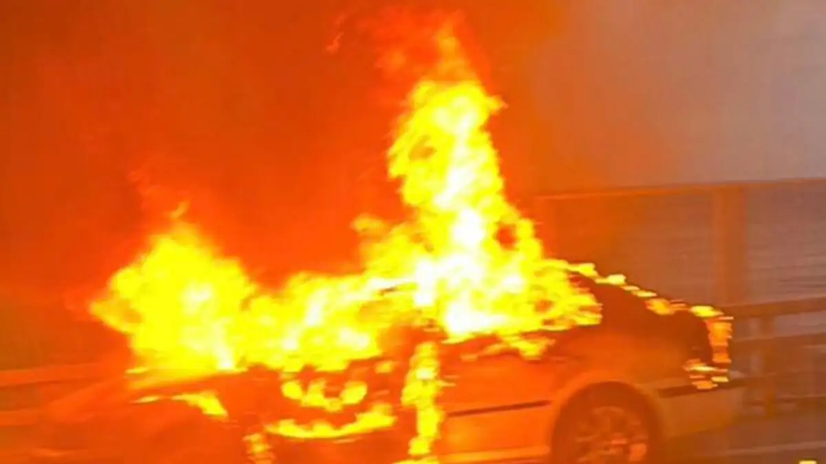 Πανικός στην παραλιακή Αθηνών – Σουνίου: Αυτοκίνητο «τυλίχτηκε» στις φλόγες – Δείτε φωτογραφίες