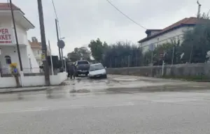 Αυτοκίνητο «βυθίστηκε» λόγω καθίζησης από σπασμένο αγωγό – Δείτε φώτο