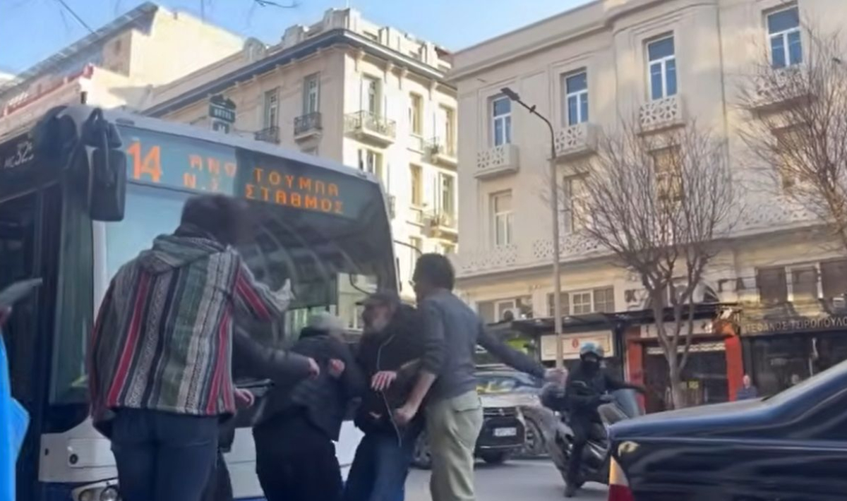 Θεσσαλονίκη: Οδηγός του ΟΑΣΘ κατέβηκε από το λεωφορείο και ξυλοκόπησε άλλον οδηγό – Δείτε το βίντεο