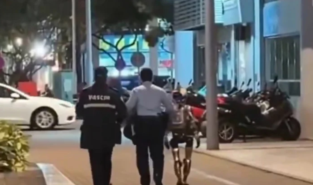 Ρομπότ συνελήφθη από αστυνομικούς επειδή τρόμαξε γυναίκα