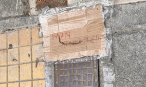 Ηράκλειο: Κάλυψαν την τρύπα με… χαρτόνι! – Δείτε φωτογραφία από το πολυσύχναστο σημείο