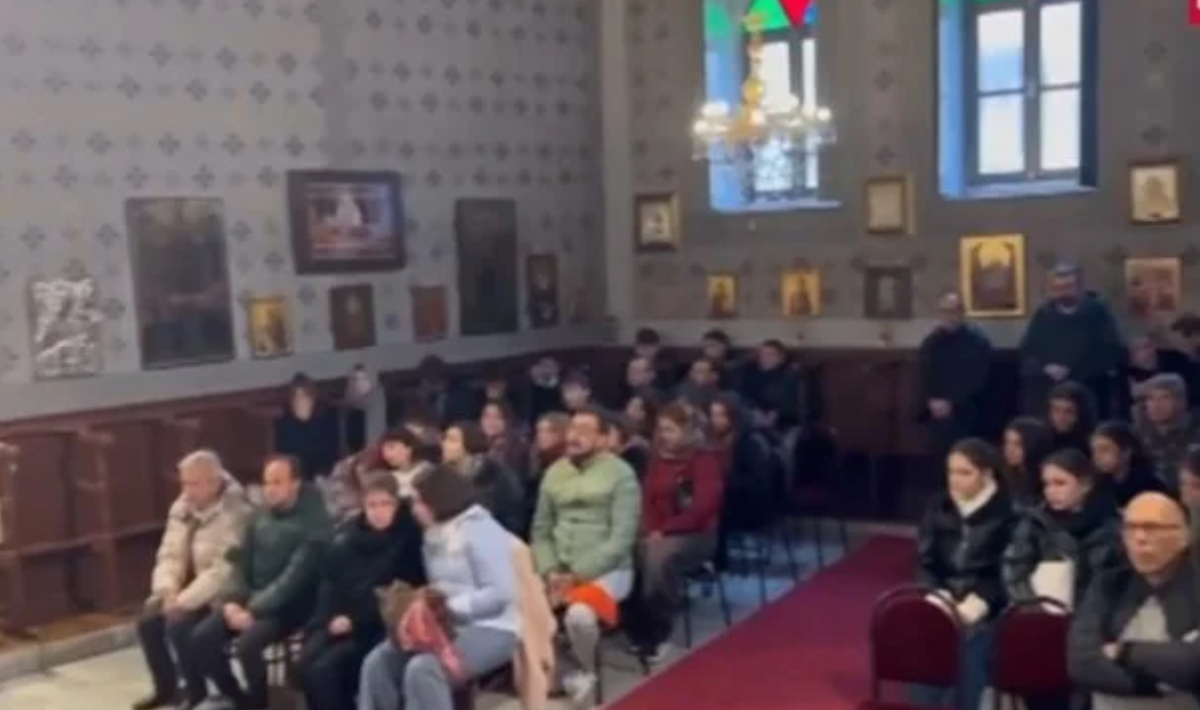 Έψαλαν τον Ακάθιστο Ύμνο στην Παναγία των Βλαχερνών στην Κωνσταντινούπολη – Δείτε βίντεο