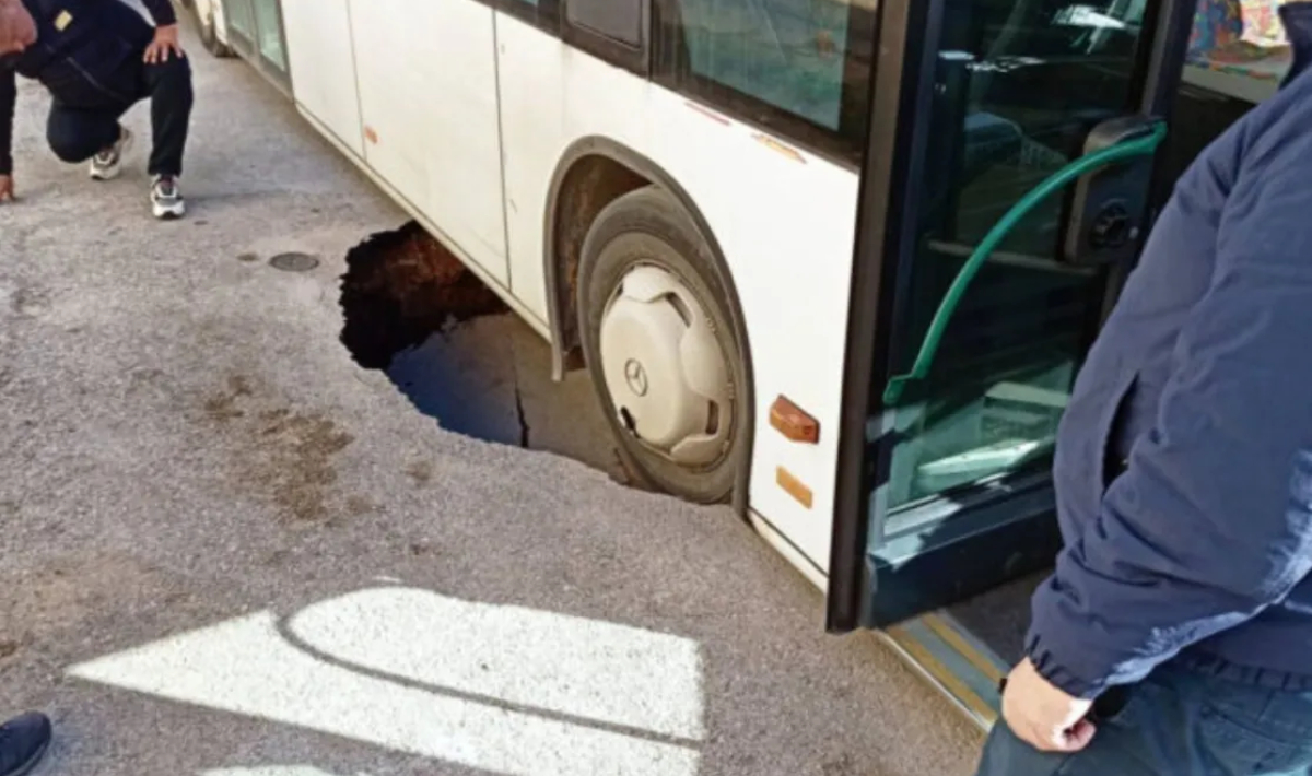 Πρέβεζα: Υποχώρησε ο δρόμος και «κατάπιε» λεωφορείο που μετέφερε μαθητές