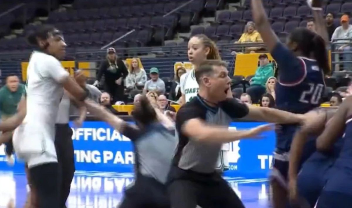 Απίστευτο ξύλο σε αγώνα μπάσκετ γυναικών – Η διαιτητής έχασε τις αισθήσεις της (video)