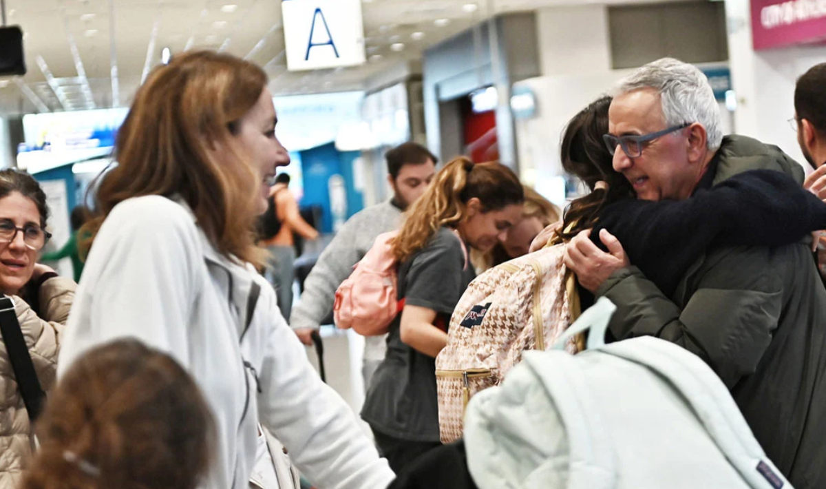 «Φοβηθήκαμε πολύ»: Στο Ελ. Βενιζέλος προσγειώθηκε νέα πτήση από το Ντουμπάι με Έλληνες που είχαν εγκλωβιστεί στο εμιράτο, φωτογραφίες