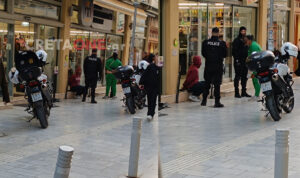 Αναστάτωση στο κέντρο του Ηρακλείου – Ζευγάρι συνελήφθη έξω από γνωστό σούπερ μάρκετ