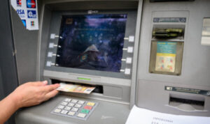 Προσοχή στα ΑΤΜ: Οι Αρχές προειδοποιούν για νέα απάτη που μπορεί να «αδειάσει τον λογαριασμό σας»