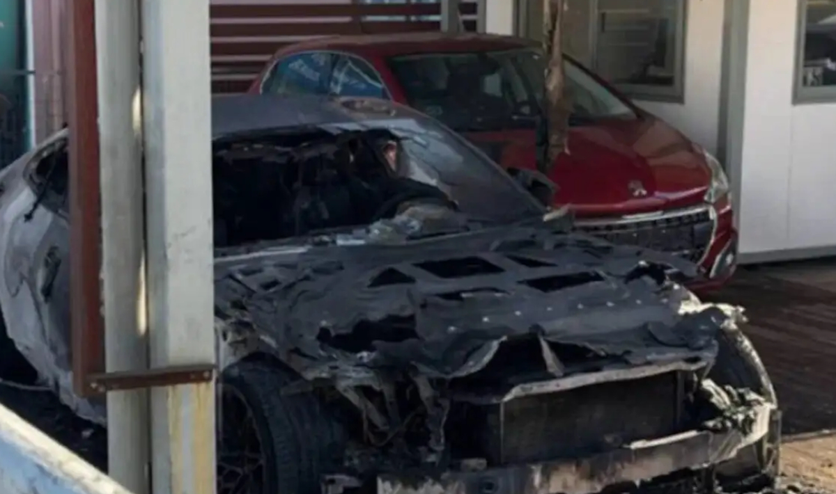 Φωτιά σε αυτοκίνητο μέσα σε μάντρα – Άγνωστος πέταξε φωτοβολίδα και εξαφανίστηκε