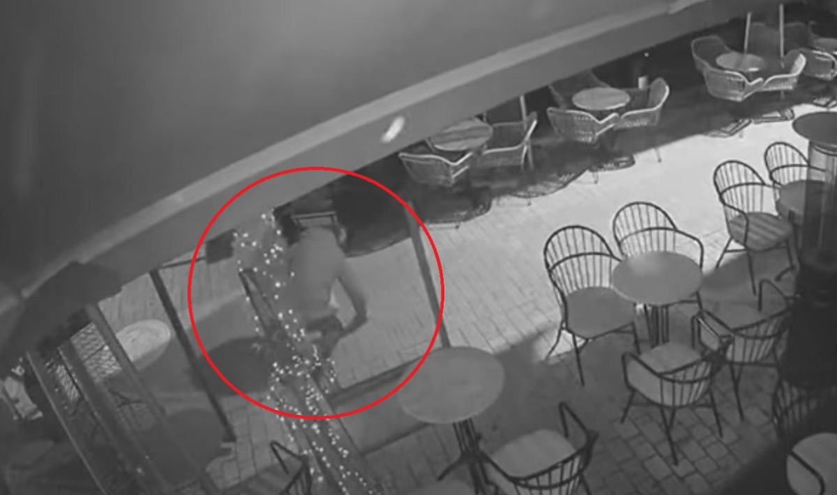 Αγρίνιο: Διαρρήκτης σκαρφαλώνει σε τέντα και κλέβει εστιατόριο – Βίντεο ντοκουμέντο