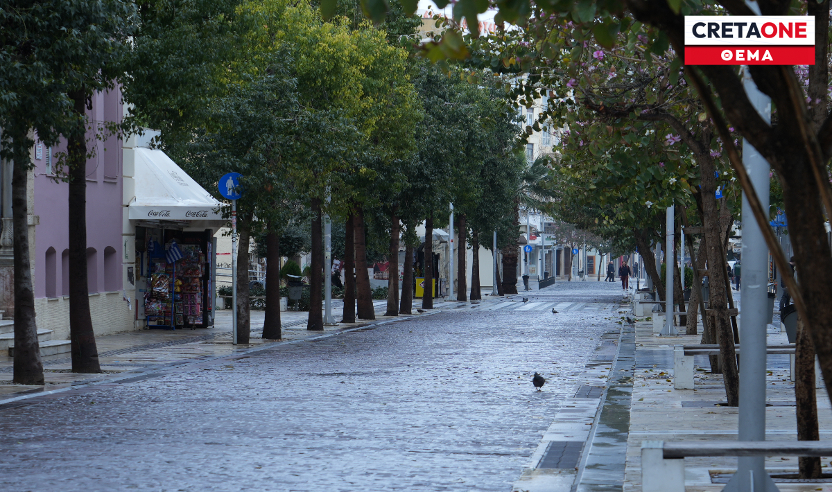 Άδειο το Ηράκλειο την 25η Μαρτίου λόγω βροχής (Φώτο)