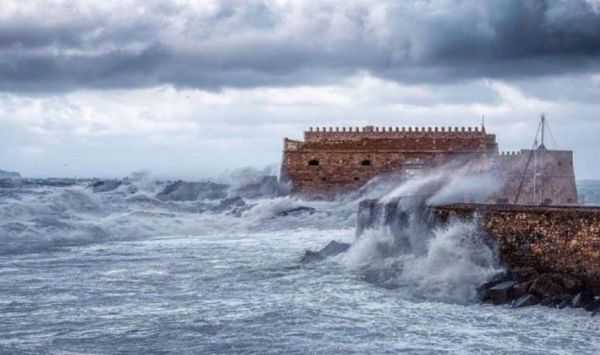 Αναστάτωση στο λιμάνι Ηρακλείου: Η κακοκαιρία «εγκλώβισε» μαθητές στον βόρειο λιμενοβραχίονα