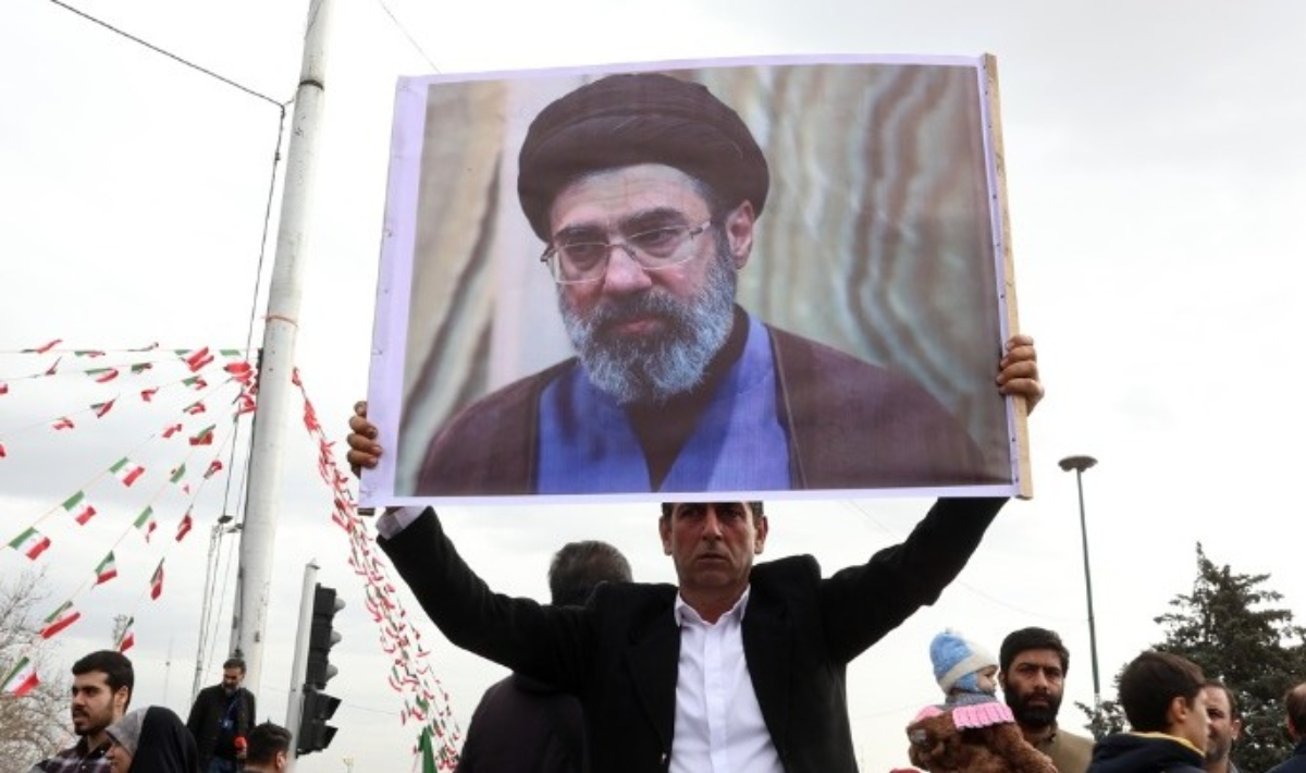 Σκιώδης διαδοχή στην εξουσία του Ιράν: Ο Μοτζταμπά Χαμενεΐ στο προσκήνιο