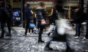 ΕΛΣΤΑΤ: Σε κίνδυνο φτώχειας 896.000 ελληνικά νοικοκυριά