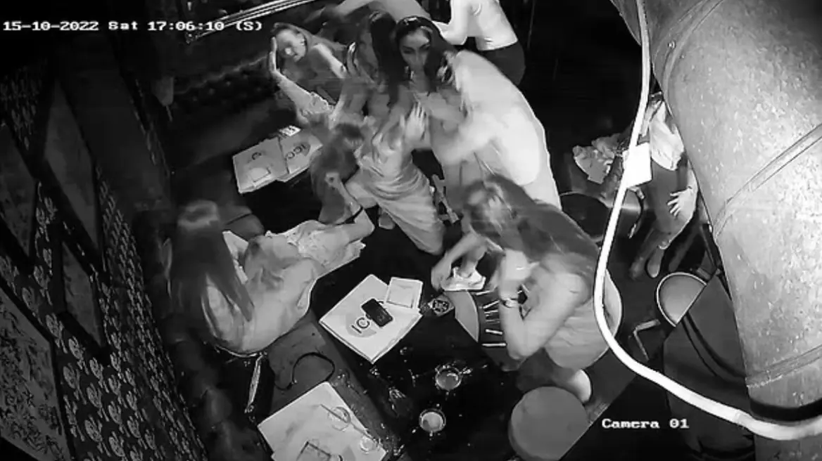 Αναστάτωση σε κλαμπ του Λονδίνου: Μητέρα και κόρες πιάστηκαν στα χέρια με εκτός υπηρεσίας αστυνομικούς (βίντεο)