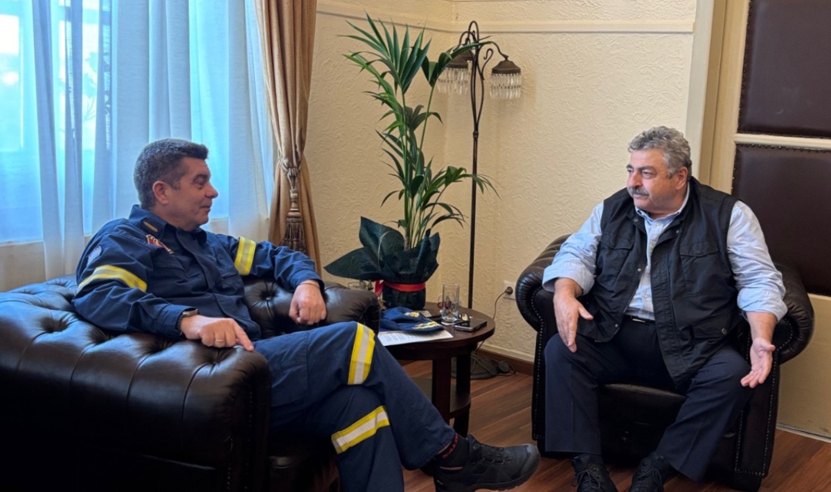 Ο νέος Περιφερειακός Διοικητής των Πυροσβεστικών Υπηρεσιών Κρήτης επισκέφτηκε τον Αντιπεριφερειάρχη Χανίων