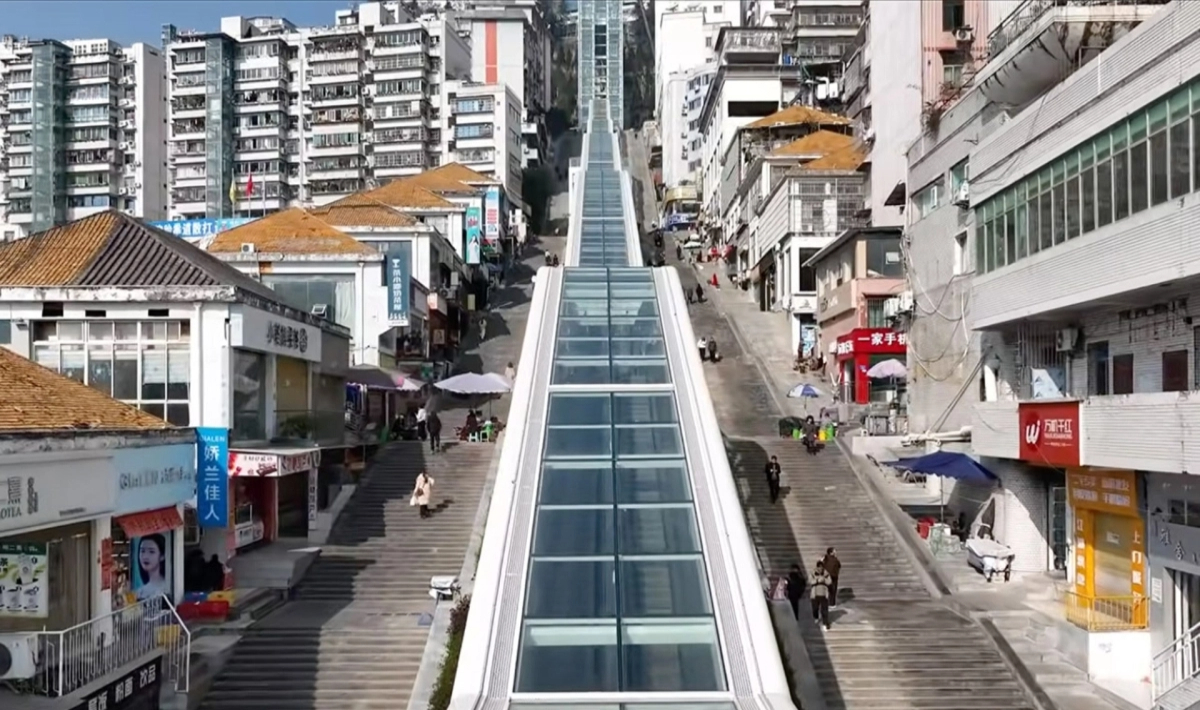 Κίνα: Πόλη κατασκευάζει το μεγαλύτερο υπαίθριο σύστημα κυλιόμενων σκαλών (βίντεο)