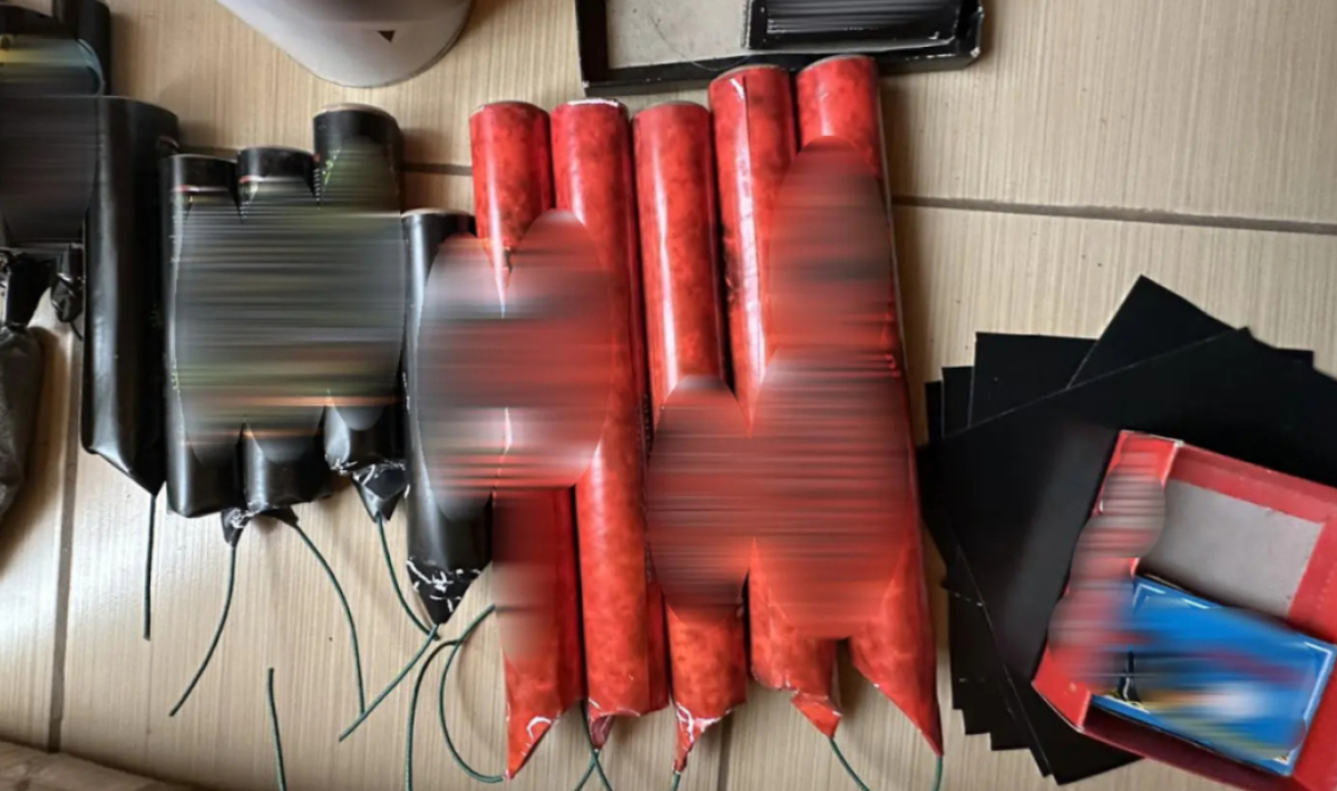 Συνελήφθη 16χρονος στον Άγιο Δημήτριο: Έφτιαχνε και πωλούσε κροτίδες μέσα από το δωμάτιο του