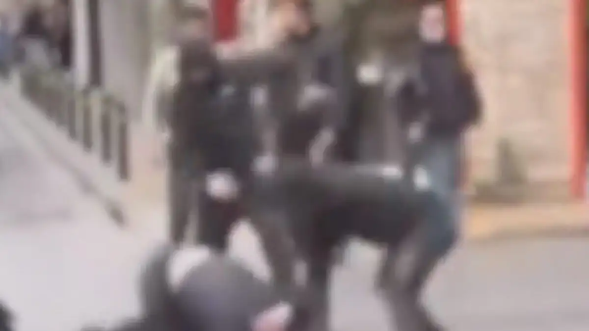 Βίντεο ντοκουμέντο από τον άγριο ξυλοδαρμό ανηλίκων στην Κυψέλη – Μπήκαν στη μέση περαστικοί να τους χωρίσουν