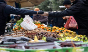 Αναστάτωση στη λαϊκή αγορά του Ηρακλείου – Ανετράπησαν ξαφνικά δύο οχήματα