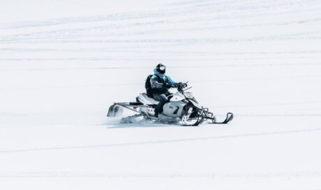 snowmobile σε χιονοδρομικό κέντρο
