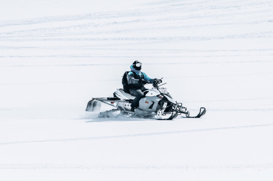 snowmobile σε χιονοδρομικό κέντρο