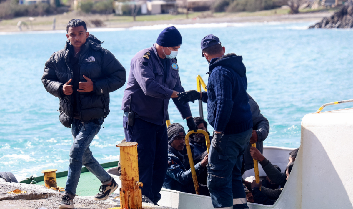 Στα χέρια της αστυνομίας 18χρονος για την διακίνηση 43 μεταναστών στους Καλούς Λιμένες